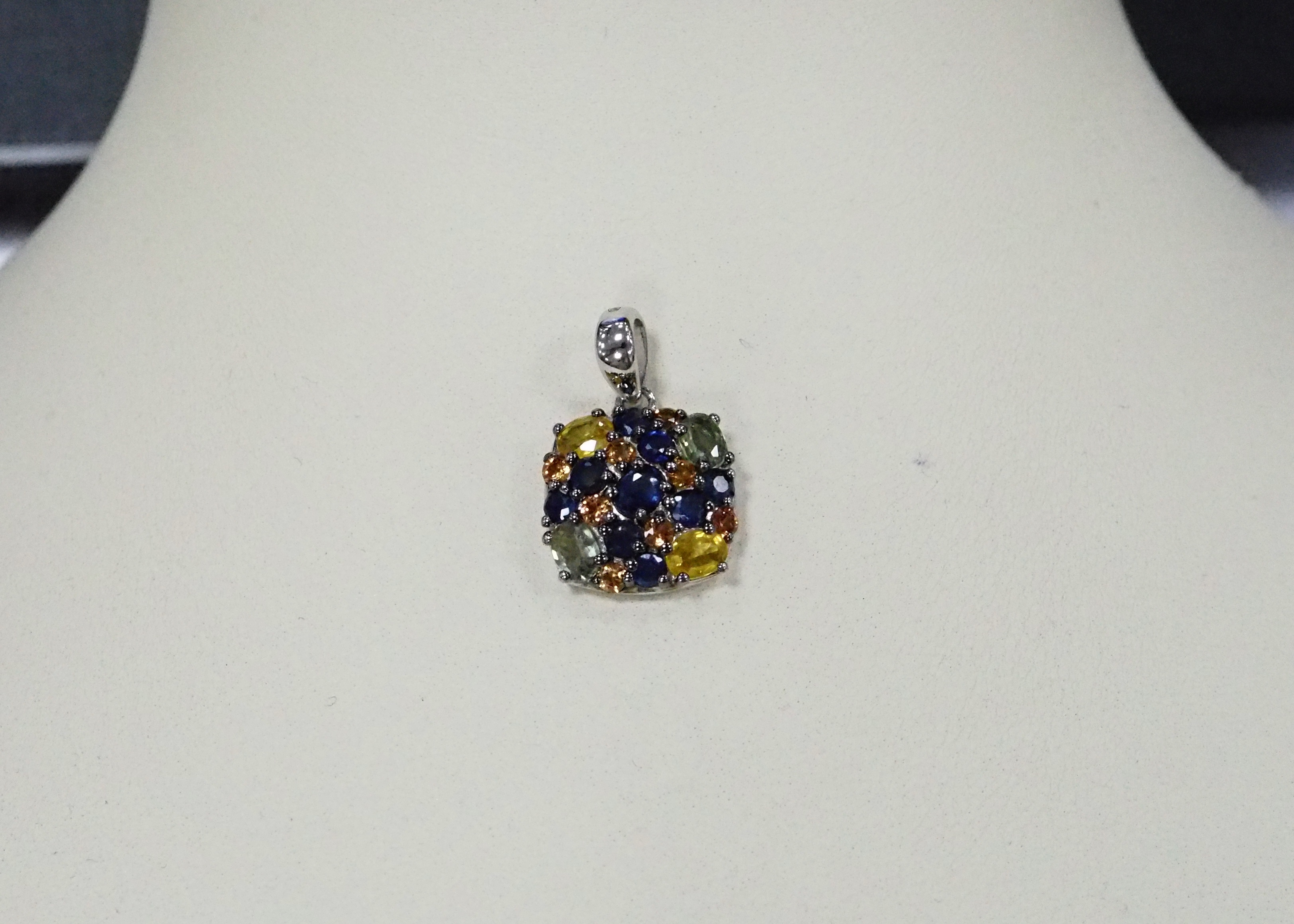 Серебряная подвеска 925 пробы; вставки  9 Сапфир (Н) 0,92ct 2/2; 12 Мультисапфир 1,03ct;